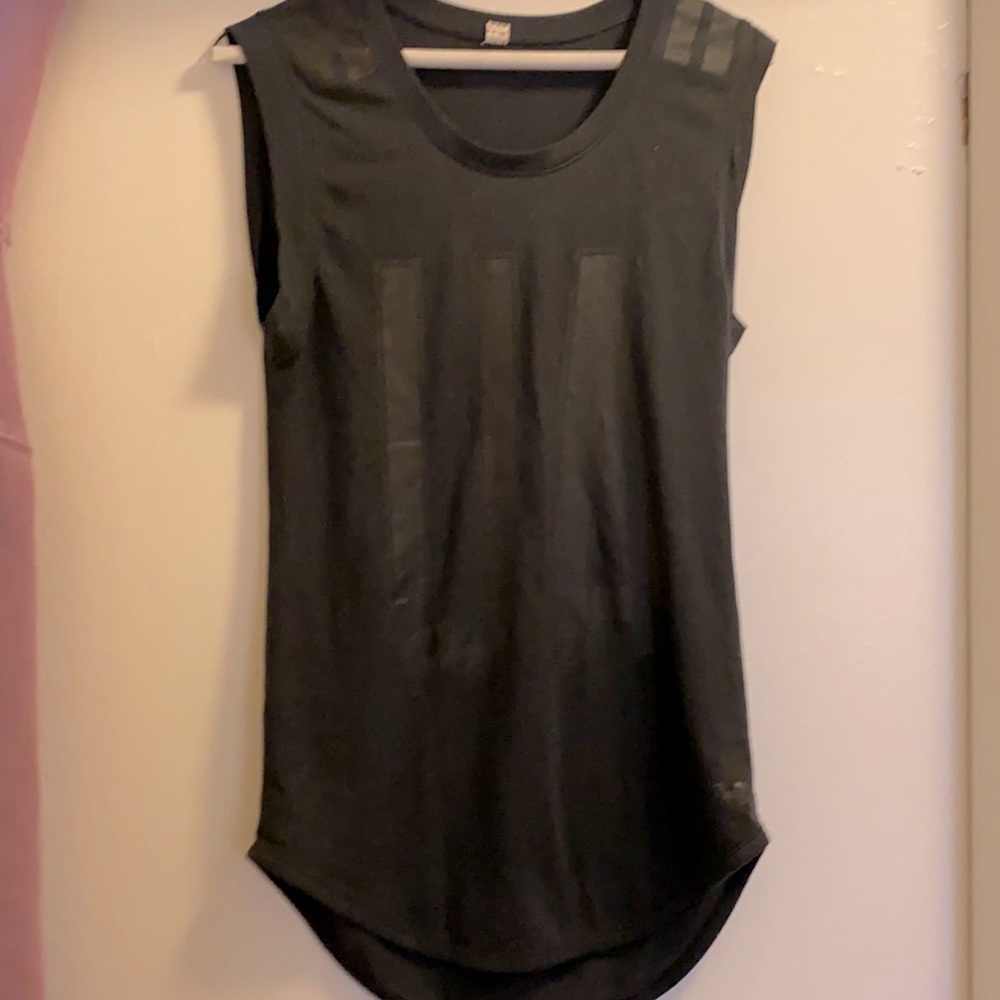 Under Armour t shirt size small
